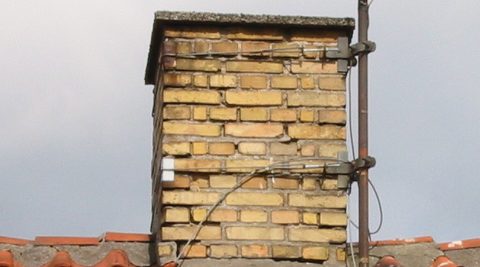 Lille muret skorsten med fugtskader