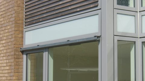 Let facade med glasbeklædte facadepartier ud for etageadskillelsen