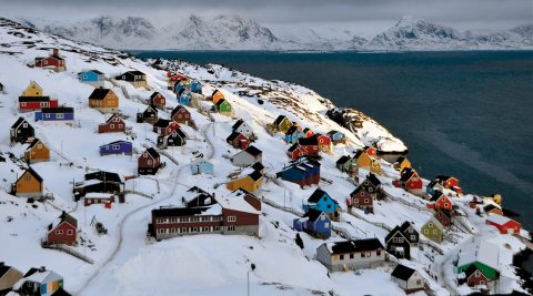 Grønlandske bygninger på stærkt skrånende terræn