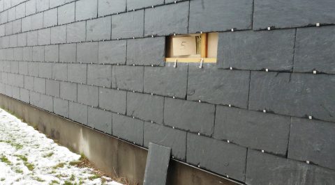 sokkel og afstandsliste bag facadebeklædning, som er opfugtet af udsivende vand fra „MgO-plader“ i konstruktionen