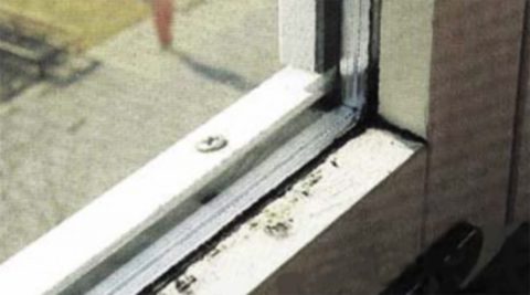 misfarvning af vindueskarm som følge af kondens